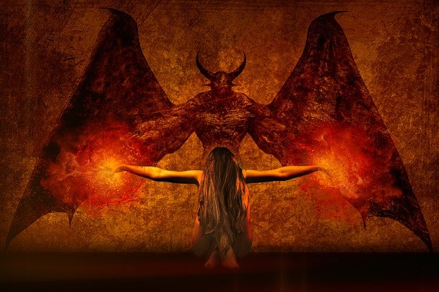 Femme-se-prostenant-devant-un -démon.
crédit photo: Pixabay